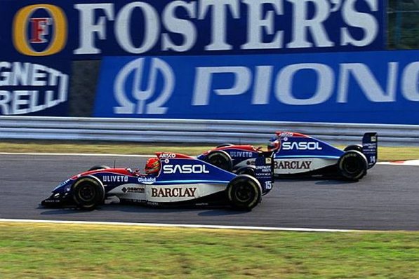 Profundo conhecedor do circuito japonês, Irvine se impôs diante Barrichello