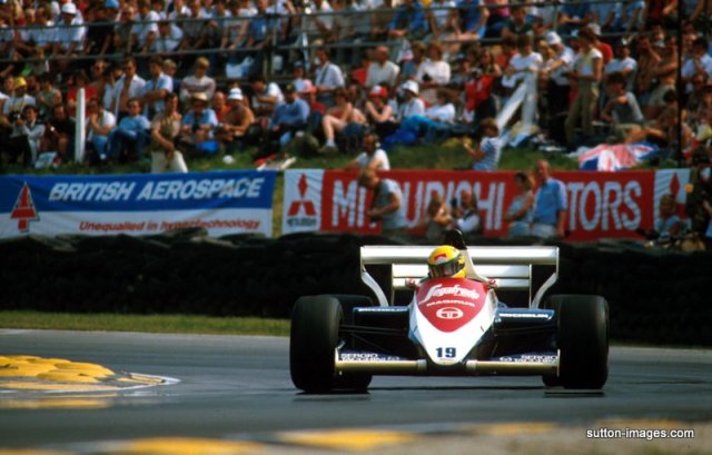 Na volta 34, Ayrton se livrou de Patrick Tambay para assumir o quinto lugar
