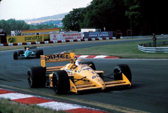 Mauricio persegue Nelson Piquet (Lotus) para dar uma volta no compatriota