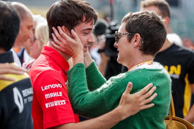 Charles Leclerc (Ferrari) cumprimenta mãe de Anthoine Hubert: primeira vitória do monegasco veio em nome do amigo