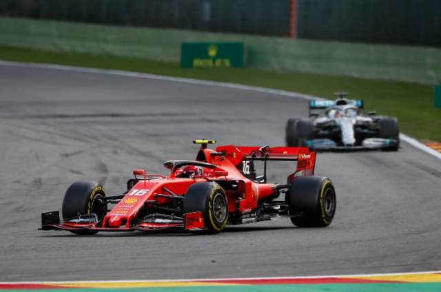 Em segundo, Hamilton se aproximou e chegou a ameaçar, mas Leclerc assegurou a vitória - sua primeira na F1