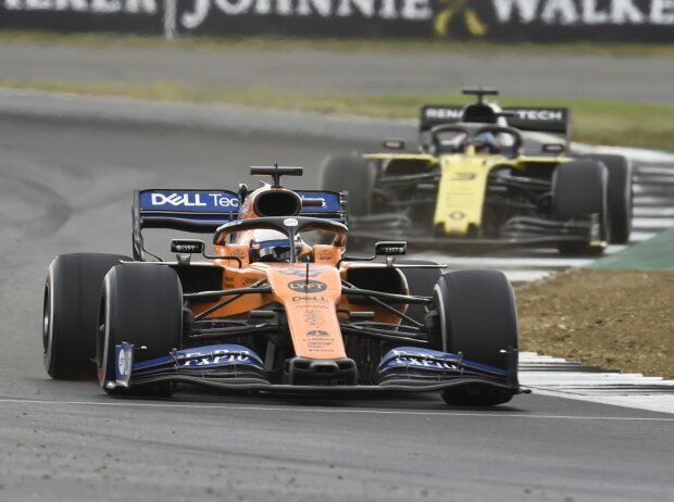 Carlos Sainz Jr. (McLaren) à frente de Daniel Ricciardo (Renault): espanhol ascendeu sete posições em Silverstone